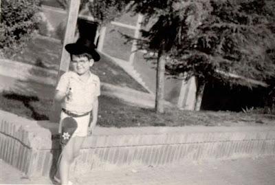Un niño con un atlas