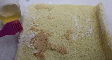 Pincelamos el bizcocho con el jarabe