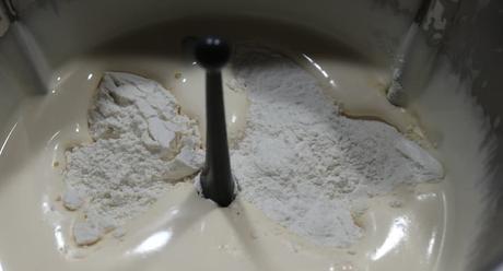 Mezclamos la harina con el relleno