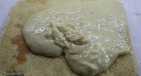 Ponemos la crema encima del bizcocho