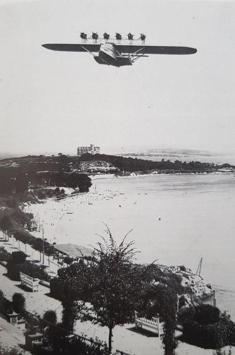 1930:El hidroavión Dornier DO-X, el avión más grande del mundo en ese momento, sobrevuela la bahía de Santander cuando realizaba su vuelo inaugural