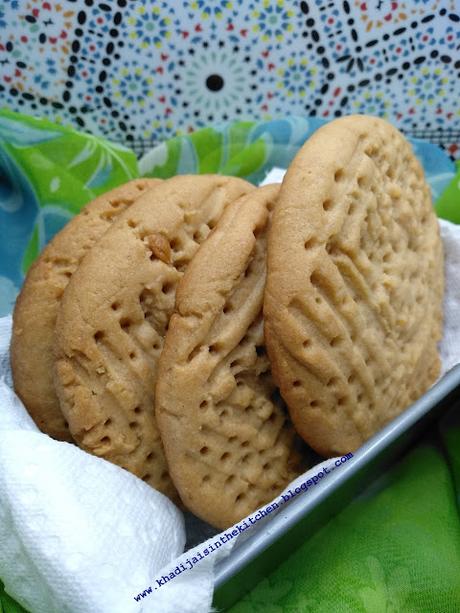 BISCUITS AU BEURRE D'ARACHIDES/  PEANUT BUTTER COOKIES / GALLETAS DE MANTEQUILLA DE MANÍ / بيسكوي بزبدة الفول السوداني