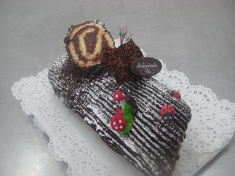 TRONCO DE NAVIDAD CON  FRAMBUESA  Y TRUFA COCIDA