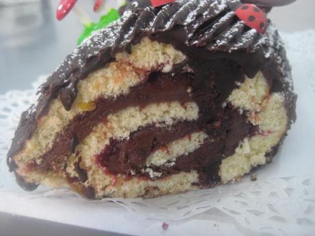 TRONCO DE NAVIDAD CON  FRAMBUESA  Y TRUFA COCIDA