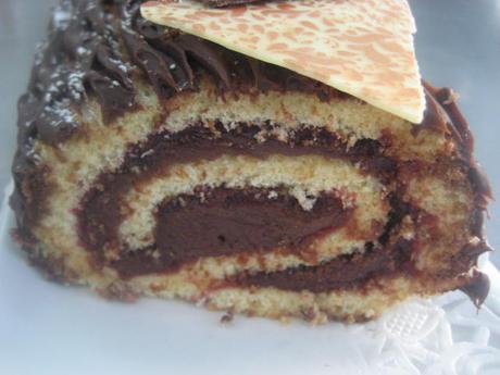 TRONCO DE NAVIDAD CON  FRAMBUESA  Y TRUFA COCIDA