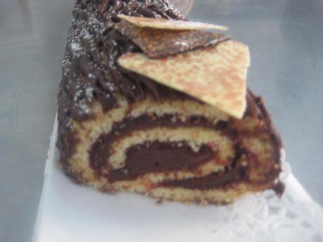 TRONCO DE NAVIDAD CON  FRAMBUESA  Y TRUFA COCIDA