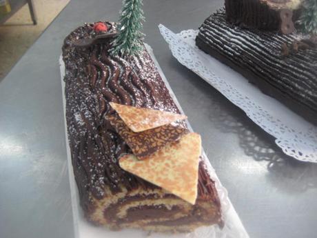 TRONCO DE NAVIDAD CON  FRAMBUESA  Y TRUFA COCIDA