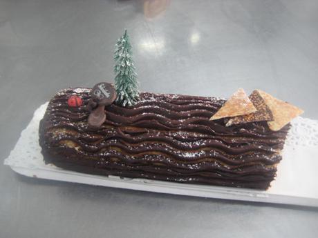 TRONCO DE NAVIDAD CON  FRAMBUESA  Y TRUFA COCIDA