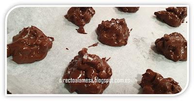 Rocas de chocolate, turrón y nueces