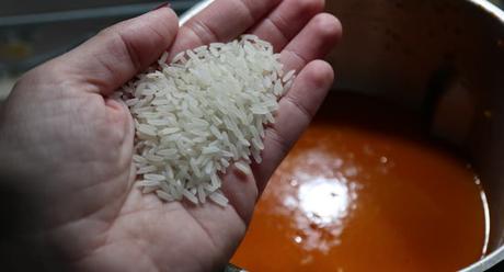 Echamos el arroz en la jarra y los cocemos