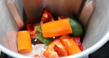 Sopa de Arroz con Pollo en Mambo Ponemos las verduras en el jarra y la trituramos