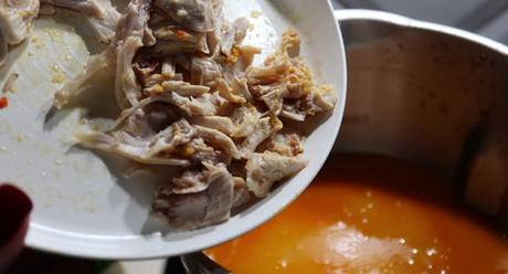 Sopa de Arroz con Pollo en Mambo Echamos el pollo deshuesado para el caldo