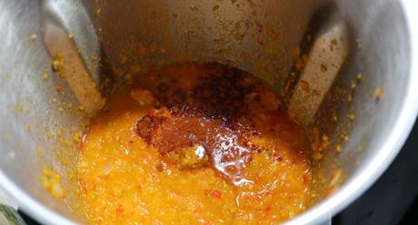 Sopa de Arroz con Pollo en Mambo Ponemos el vino en la jarra junto con el pimentón y calentamos