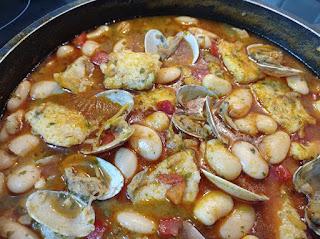 Guiso de judiones de la Granja con bacalao y almejas