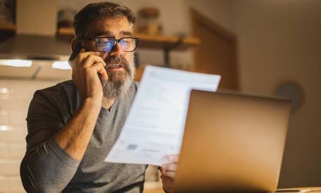 La OCU avisa: cuidado al llamar a estos números, te pueden suponer un gran coste en la factura