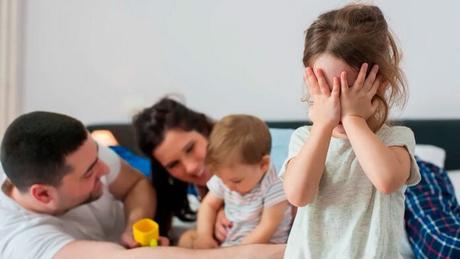 Cómo enfrentarse a los celos de un hermanito Cómo enfrentarse a los celos de un hermanito