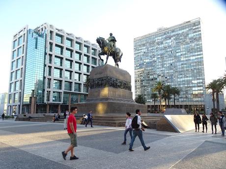 URUGUAY: EN LA CIUDAD DE MONTEVIDEO I URUGUAY: EN LA CIUDAD DE MONTEVIDEO I