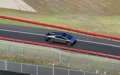 Aparece la pick up Cybertruck  de Tesla después de varios meses sin noticias.