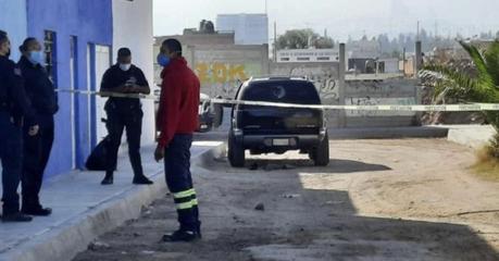 Localizan cadáver en una camioneta en Los Pirules