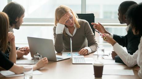 Los conflictos en el lugar de trabajo y ¿cómo resolverlos? Los conflictos en el lugar de trabajo y ¿cómo resolverlos?