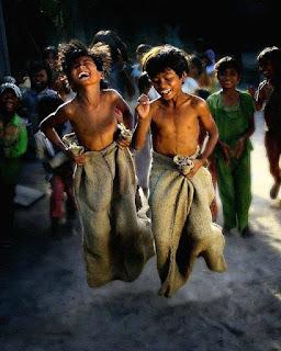 4.840 - JUEGAN LOS NIÑOS...