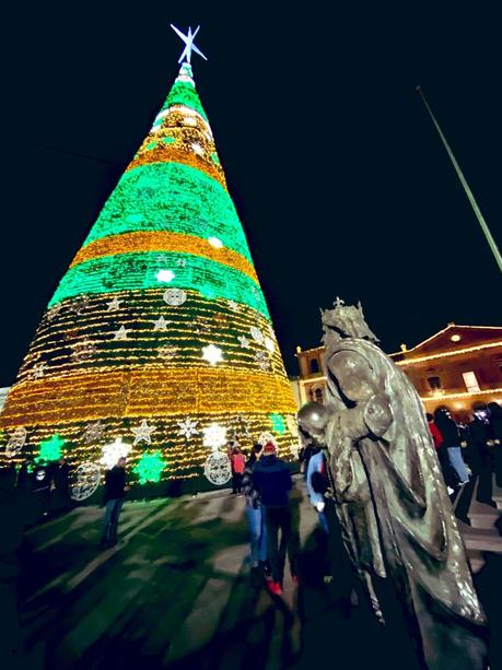Listo el gigantesco árbol navideño de Plaza de los Fundadores