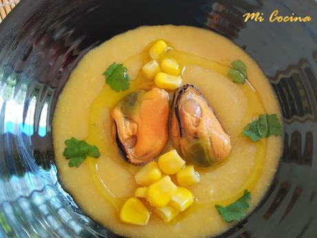 CREMA DE MAIZ CON MEJILLONES Y CILANTRO CREMA DE MAIZ CON MEJILLONES Y CILANTRO