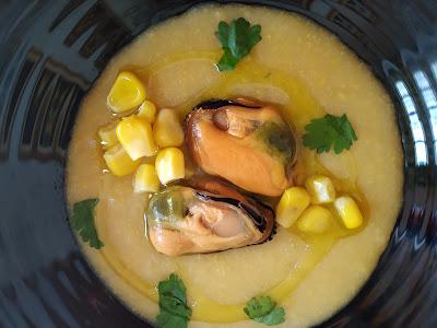 CREMA DE MAIZ CON MEJILLONES Y CILANTRO CREMA DE MAIZ CON MEJILLONES Y CILANTRO