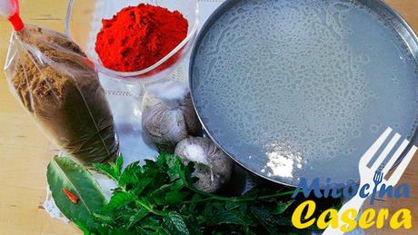 Preparar las manitas de cerdo en salsa al estilo andaluz