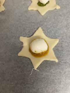 ESTRELLITAS DE HOJALDRE CON PESTO Y MOTZARRELLA