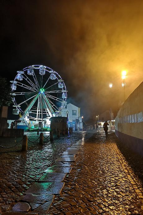 La noria de Navidad de Ăbidos, en Portugal, iluminada por la noche.
