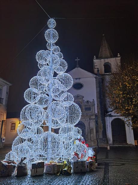 El ĂĄrbol de Navidad de Ăbidos, en Portugal, iluminado