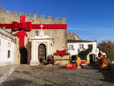 Porta da Vila de Ăbidos, en Portugal, adornada para Navidad 
