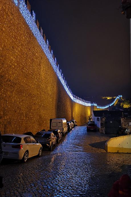 La muralla de Ăbidos, Portugal, iluminada de noche por Navidad
