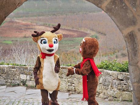 Un reno y una galleta de jengibre animan Vila natal, en Ăbidos Portugal
