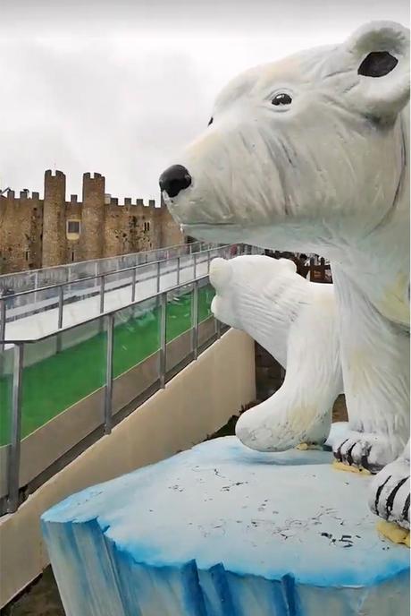 El tobogĂĄn de hielo del pueblo de navidad de Ăłbidos, en Portugla