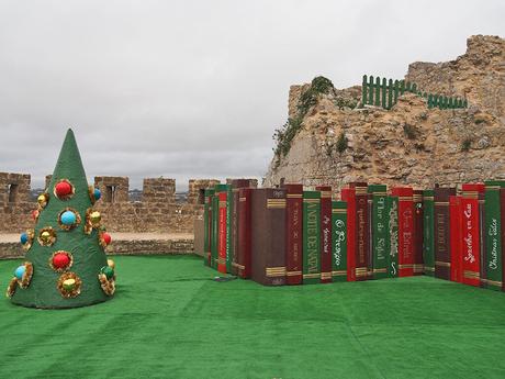 Ărbol de navidad y cuentos navideĂąos gigantes en el castillo de Ăbidos, en Portugal