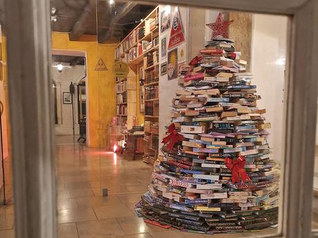 Ărbol de Navidad hecho con libros en el hall de The Literary Man Ăbidos Hotel, en Portugal