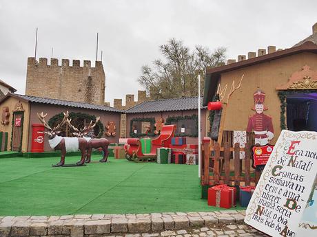 El exterior de la casa de PapĂĄ Noel en Vila Natal, en Ăbidos, Portugal