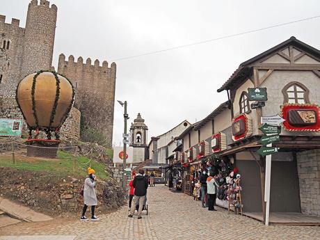 mercado navideĂąo a los pies del castillo en Vila Natal, en Ăbidos, Portugla