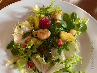 ENSALADA CON VIEIRAS Y PIÑA