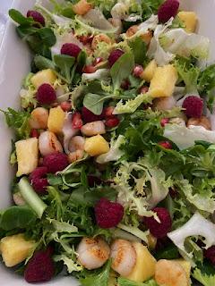 ENSALADA CON VIEIRAS Y PIÑA