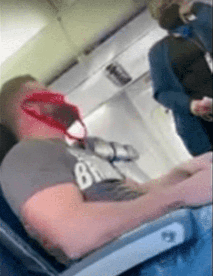 #CORONAVIRUS   |  Un hombre se puso una tanga como cubrebocas y lo bajaron del avión