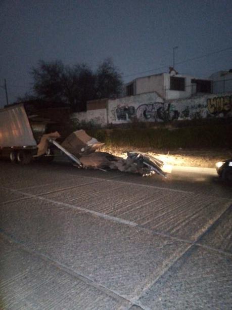 Tráiler se queda sin techo por cruzar el bulevar Río Santiago