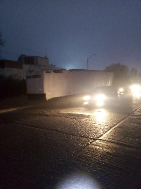 Tráiler se queda sin techo por cruzar el bulevar Río Santiago