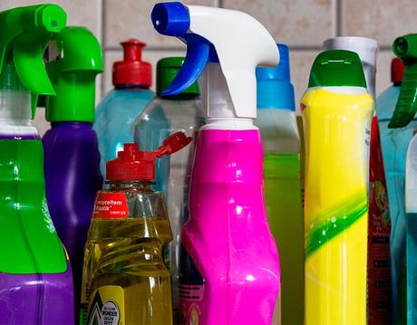 Cómo limpiar la tapicería de un sofá