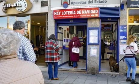 La OCU avisa: Cuidado si compartes tu décimo de Lotería de Navidad por WhatsApp, te puede costar un disgusto