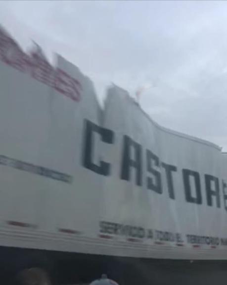 Tráiler se atora en el puente de San Felipe, otra vez