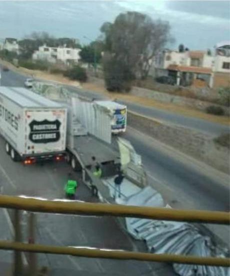 Tráiler se atora en el puente de San Felipe, otra vez