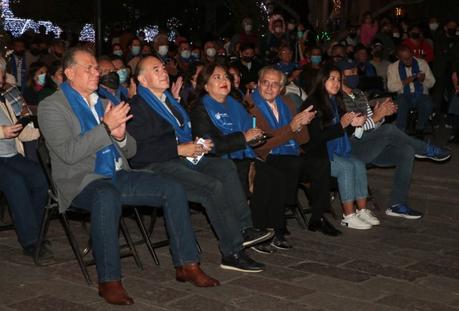 Miles de potosinos disfrutan del Festival Navideño 2021